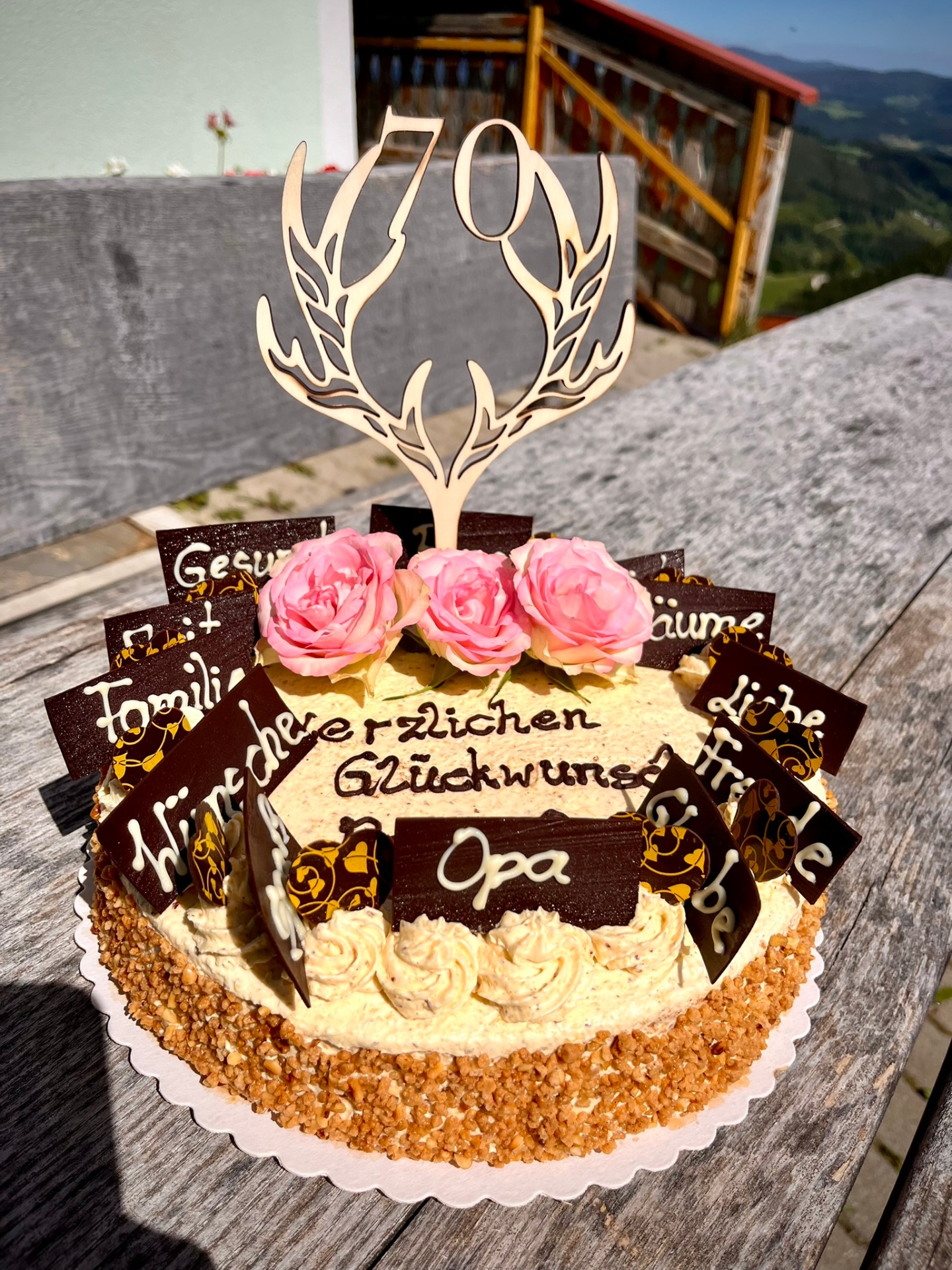 Motivtorte mit Elefanten-Figur und Schokoraspeln der KuchenStube Leitenbauer