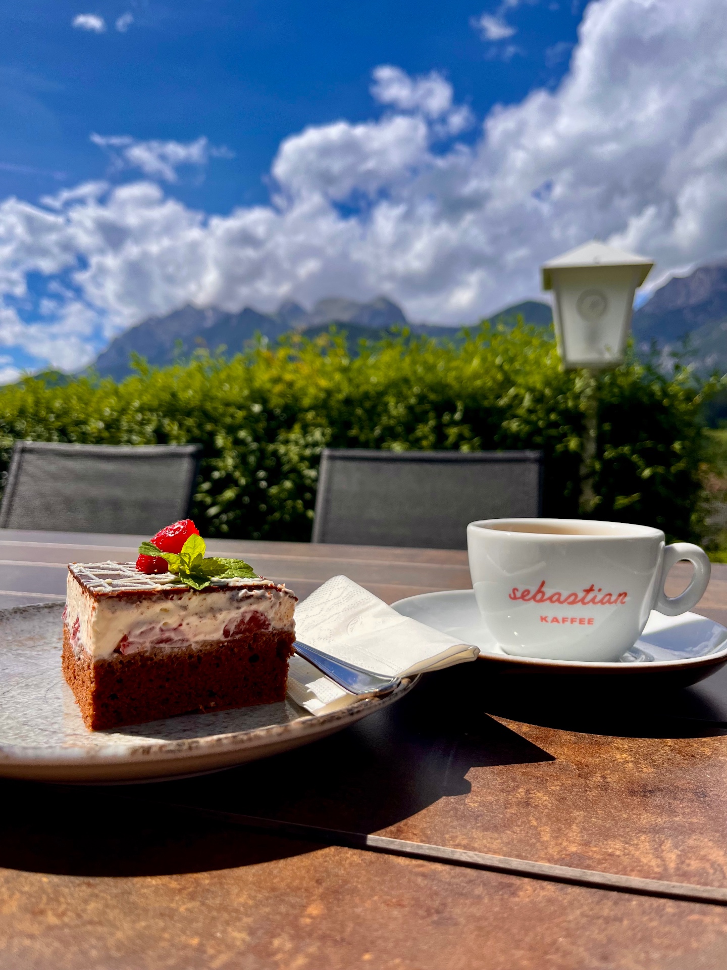 Tortenstück mit Mandelblättchen und Sahnehaube der KuchenStube Leitenbauer