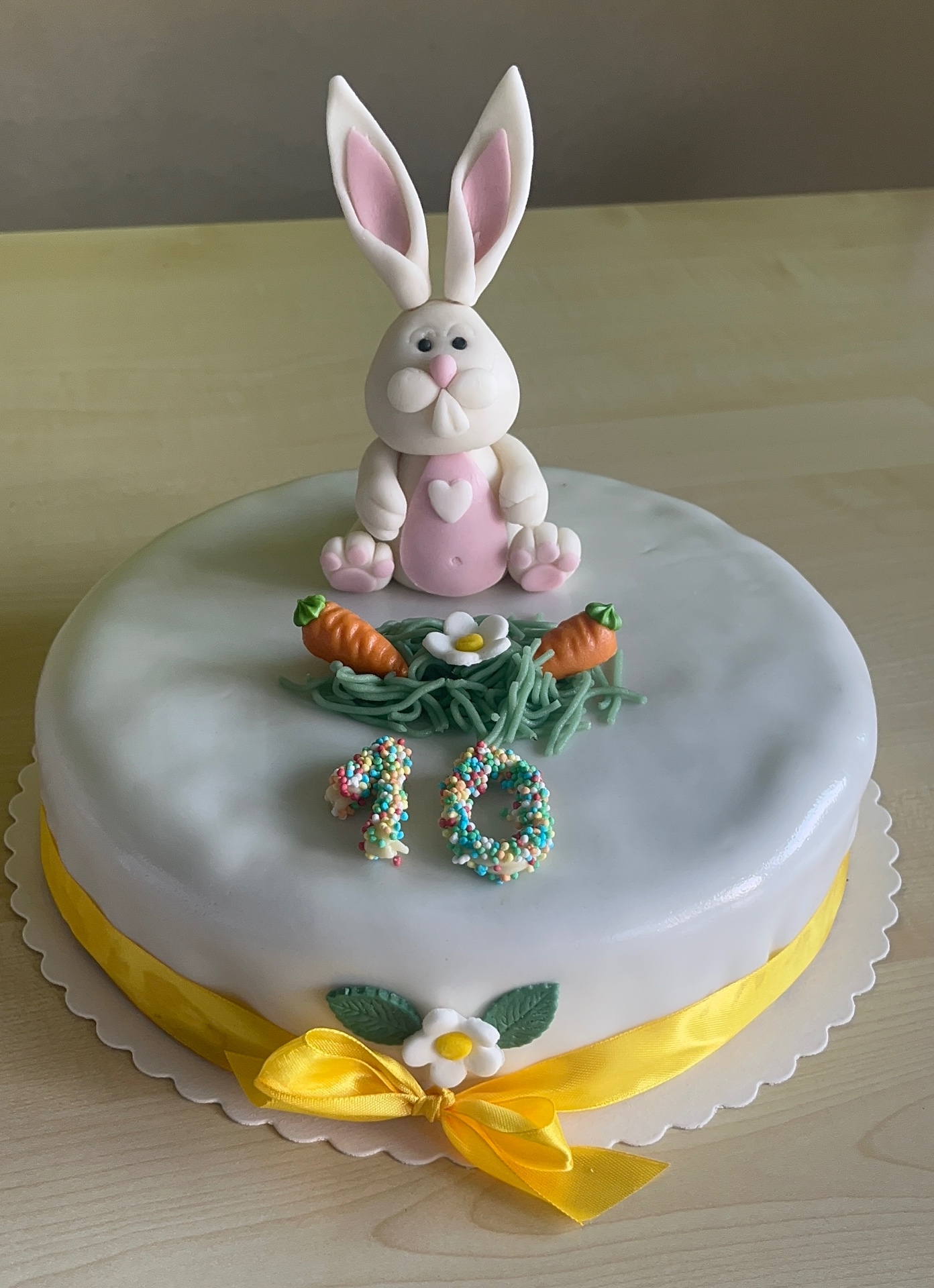 Handgefertigte Schokoladentorte mit Marzipanrosen der KuchenStube Leitenbauer